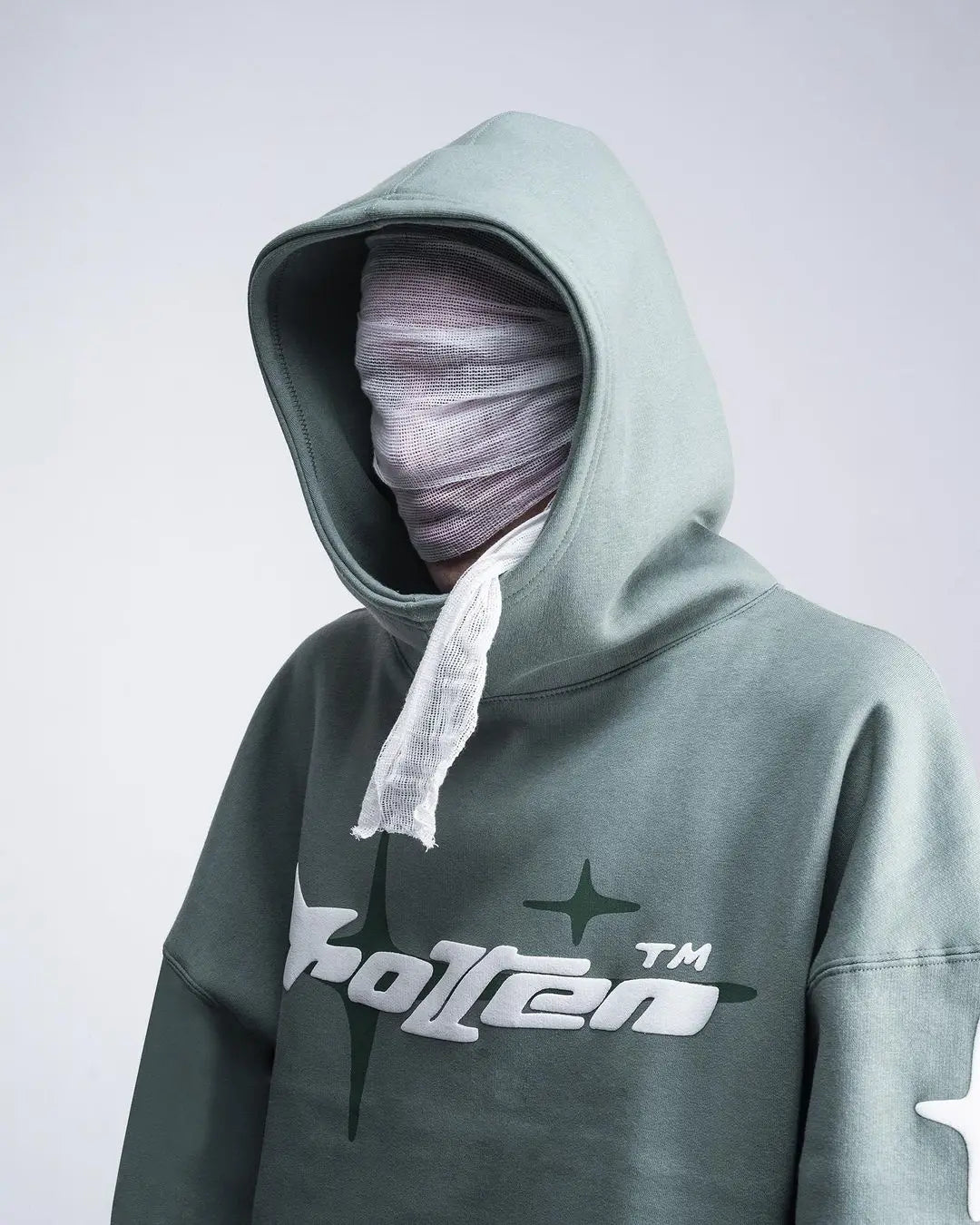 Cold Days, Hot Looks – Y2K Streetwear Hoodie”