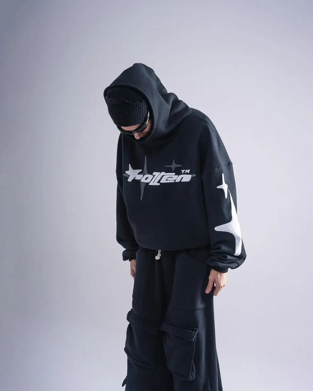 Cold Days, Hot Looks – Y2K Streetwear Hoodie”